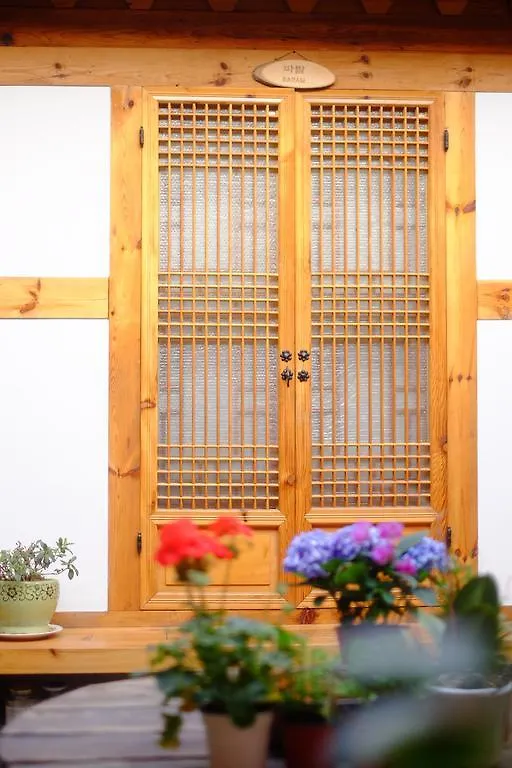 Haemil Hanok Guesthouse Σεούλ 2*,